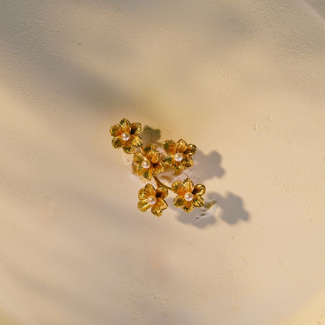 Blossom of 5 flowers